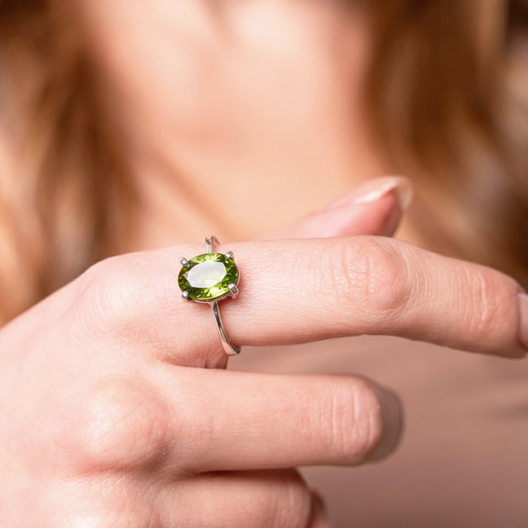 Anillo De Plata 925 Solitario Con Peridoto Oval