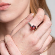 Anillo De Plata .925 Solitario Con Topacio Místico Rojo Cushion